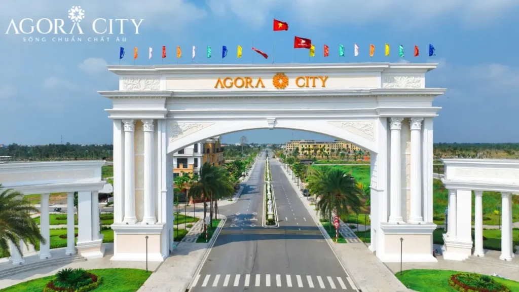 Agora City tọa lạc tại vị trí chiến lược ngay mặt tiền Đại lộ 818, tâm điểm hành chính mới của huyện Thủ Thừa, Long An. Dự án sở hữu địa thế ấn tượng với ba mặt giáp sông Thủ Thừa và kênh Bo Bo, cùng hai dòng kênh sinh thái nội khu dài 2km mang lại không gian sống xanh mát, trong lành.
